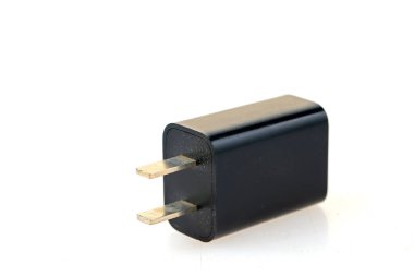 Şarj tapası beyaz bir arkaplanda izole edilmiştir.