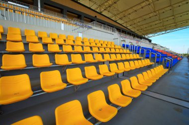 Kampüsteki stadyum koltukları.