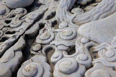 Taşın üzerindeki eski bir süs. Yakın plan dikişsiz doku. Taş dokusu. Taştaki desen. Kabartmalı desen.