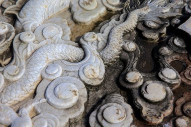 Taşın üzerindeki eski bir süs. Yakın plan dikişsiz doku. Taş dokusu. Taştaki desen. Kabartmalı desen.