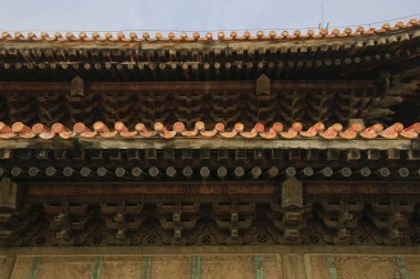 Arka planda mavi renkli fayanslar var., 