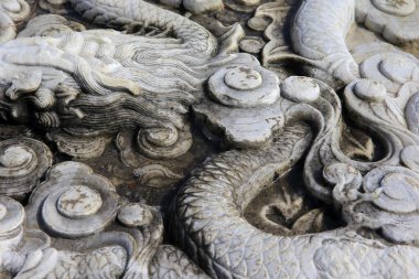 Taşın üzerindeki eski bir süs. Yakın plan dikişsiz doku. Taş dokusu. Taştaki desen. Kabartmalı desen.