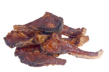 Beyaz arka planda leziz ızgara balık.