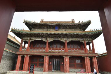 Arka planda mavi renkli fayanslar var.,