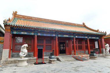 Arka planda mavi renkli fayanslar var.,