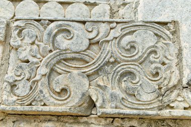 Taşın üzerindeki eski bir süs. Yakın plan dikişsiz doku. Taş 