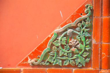 Arka planda mavi renkli fayanslar var.,