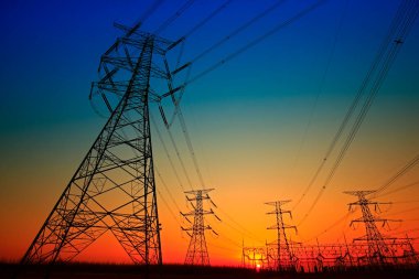 Pylon, yüksek voltajlı kule gökyüzü arka planı.