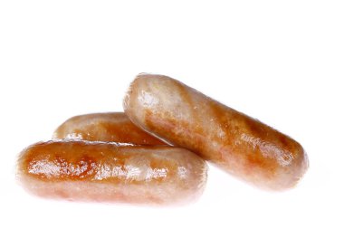 Beyaz arka planda izole edilmiş sosisler.