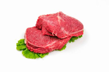 Beyaz arka planda taze domuz eti, yakından çekilmiş.