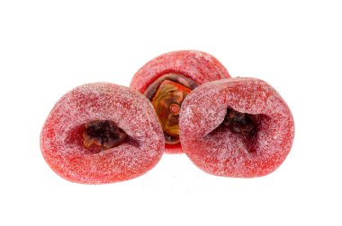 Beyaz arkaplanda kurumuş hurma