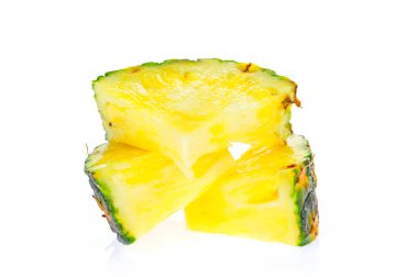 Beyaz arkaplanda ananas