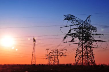 Yüksek voltajlı elektrik kulesi hattı 