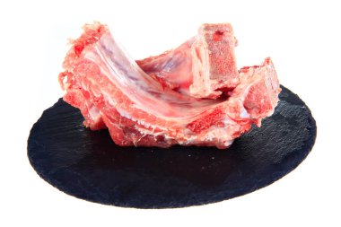 beyaz zemin üzerine taze domuz pirzolası