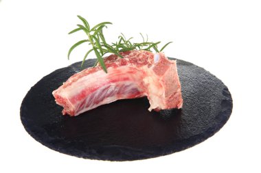 beyaz zemin üzerine taze domuz pirzolası