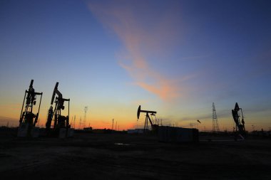 Petrol pompası, endüstriyel ekipman, petrol çıkarma.