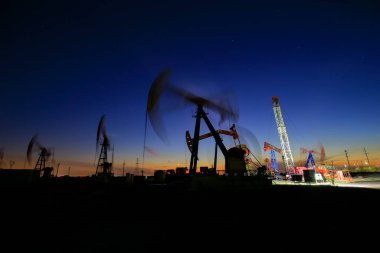 Petrol pompası, endüstriyel ekipman, petrol çıkarma.