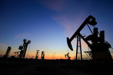 Petrol sahası, akşamları, petrol pompaları çalışıyor., 