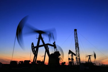 Petrol sahası, akşamları, petrol pompaları çalışıyor., 