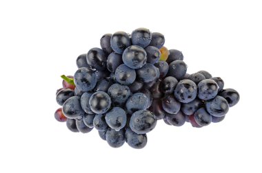 Beyaz arkaplanda üzümler 