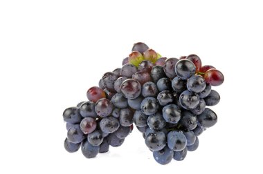 Beyaz arkaplanda üzümler 