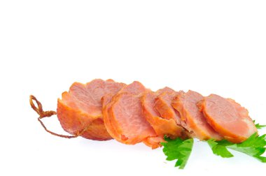 Beyaz arka planda izole edilmiş tütsülenmiş et