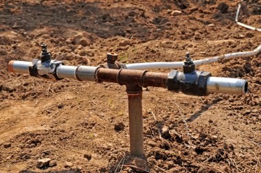 Su boruları ve vanalar.