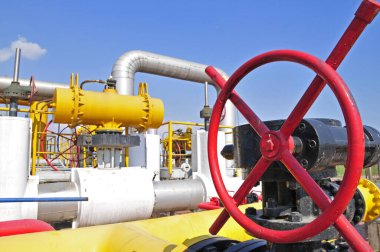 Boru ve valf petrol sahaları. 