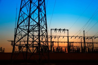 Yüksek voltajlı elektrik kulesi hattı
