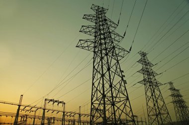 Yüksek voltajlı elektrik kulesi hattı