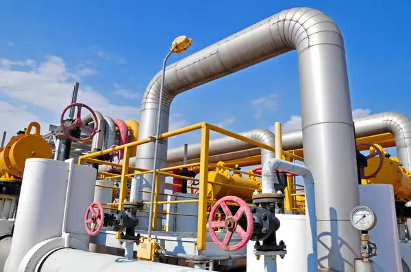Boru ve valf petrol sahaları. 
