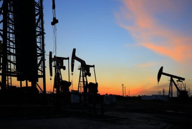 Petrol sahası, akşamları, petrol pompaları çalışıyor., 