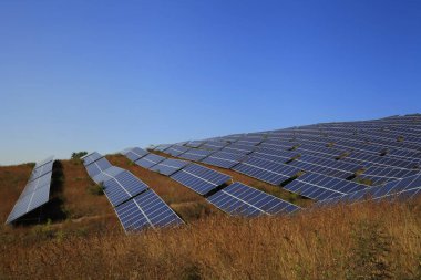 Tepelere kurulmuş güneş panelleri