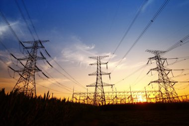 Gün batımında elektrik kulesi.