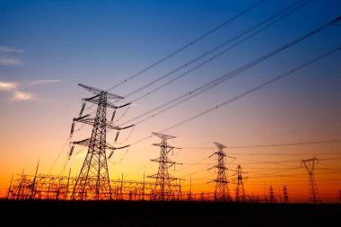 Gün batımında elektrik kulesi.