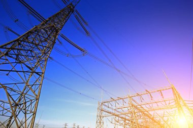Gün batımında elektrik kulesi.