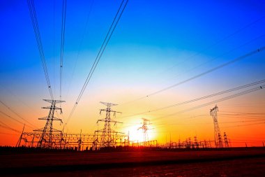 Gün batımında elektrik kulesi.