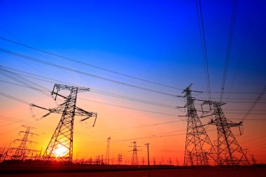 Gün batımında elektrik kulesi.