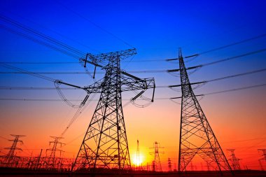 Gün batımında elektrik kulesi.