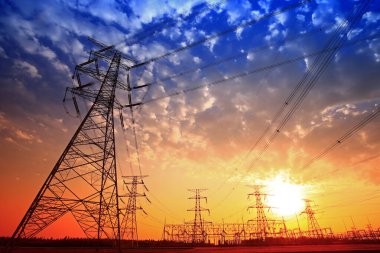 Gün batımında elektrik kulesi.