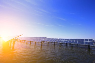 Su üzerindeki güneş panelleri