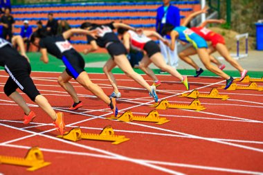 Spor karşılaşması, sporcular hızlı koşmaya başladı.