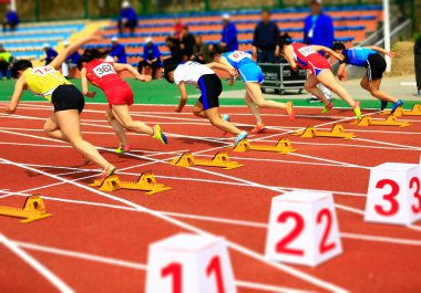 Spor karşılaşması, sporcular hızlı koşmaya başladı.