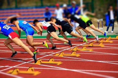 Spor karşılaşması, sporcular hızlı koşmaya başladı.