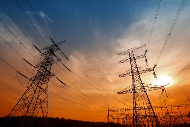 Elektrik kulesi, gün batımında siluet.