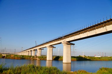 Yükseltilmiş köprü beton yapısı