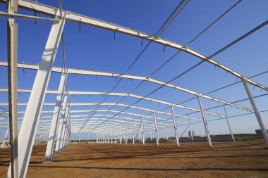 İnşaat alanında, çelik yapı yapım aşamasında.