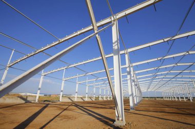 İnşaat alanında, çelik yapı yapım aşamasında.