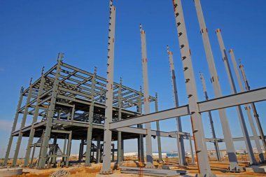 İnşaat alanında, çelik yapı yapım aşamasında.