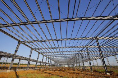 İnşaat alanında, çelik yapı yapım aşamasında.